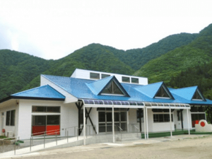 山を背にした建物外観  
