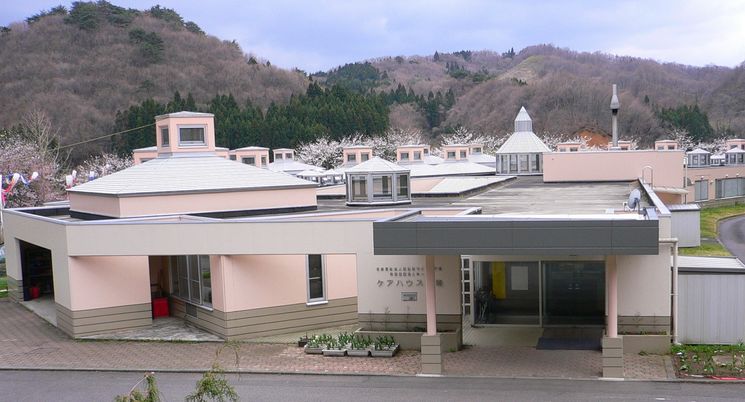 山に囲まれた外観