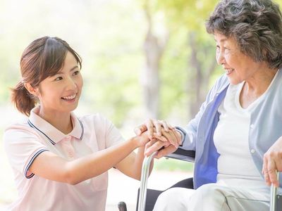 介護の現場で笑顔交わす