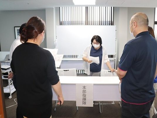説明を聞く人々の多目的室  