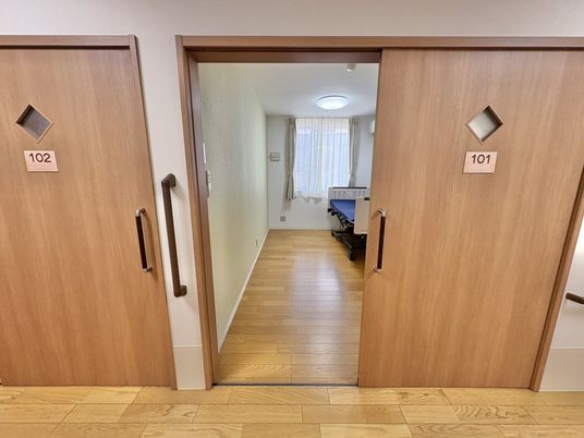 明るい居室の出入口