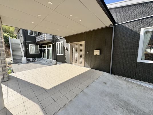 広々とした玄関のエントランス