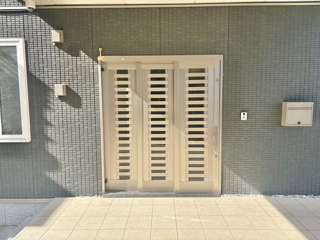 エントランス エントランス 日差しが差し込むエントランスです。広々としており、快適に出入りできます。