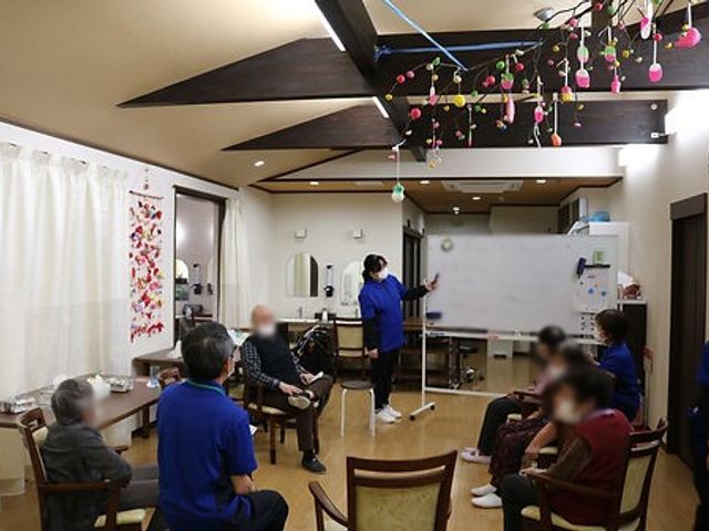 活動する多目的室 多目的室 自然光が差し込み、広々とした空間でスタッフが活動をサポートします。人々がリラックスできる配置です。