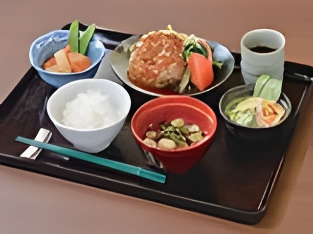 食事トレー 食堂 栄養バランスの取れた食事が提供される食堂です。スタッフとして食事サポートの経験が積めます。
