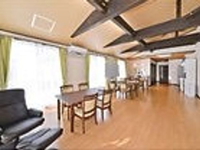 開放感あるラウンジ ラウンジ 大きな窓から自然光が差し込み、明るく開放的なスペースです。リラックスできる椅子が並んでいます。