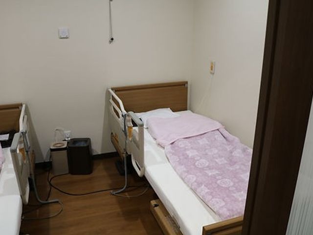 快適な居室 居室 温かみのある木製ベッドが並び、落ち着けるプライベート空間です。
