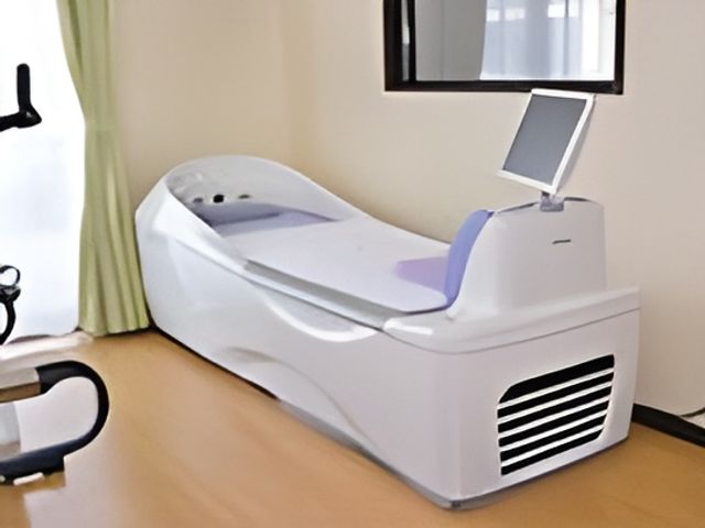 機能訓練の設備 機能訓練室 最新のトレーニング機器が設置され、明るく快適な空間でリハビリに取り組めます。