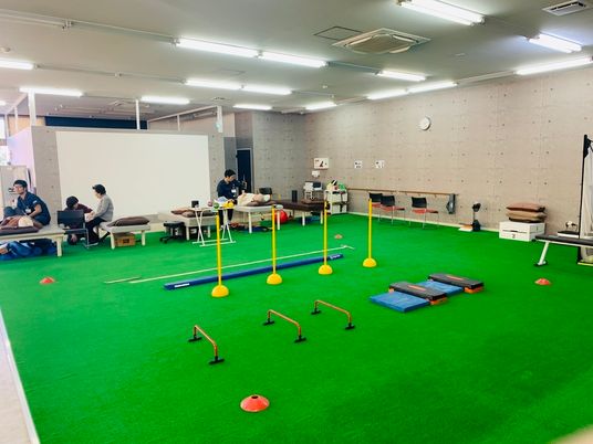 訓練器具が並ぶ広い部屋