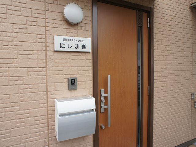 温かみのあるエントランス エントランス 落ち着いた雰囲気のエントランスからは、訪れる人々を優しく迎え入れる空気が感じられます。