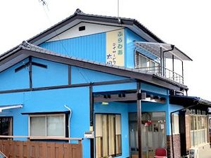 青い外観の建物  