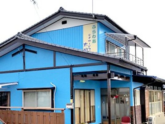 青い外観の建物  