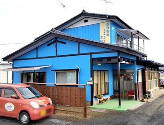 明るい色の建物外観