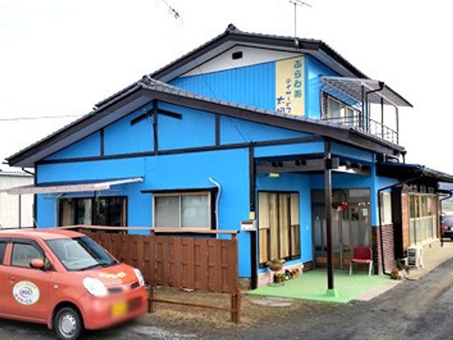 明るい色の建物外観 外観 暖かみのある配色が特徴の建物です。訪問者を迎える親しみやすい雰囲気です。