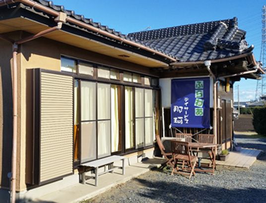 庭がある建物の外観