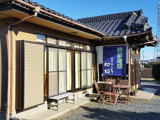 庭がある建物の外観 外観 木造の優雅な建物が、落ち着いた環境を提供します。庭でリラックスした時間が過ごせます。