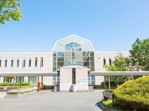 明るい施設外観  