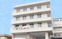 白い外観の建物