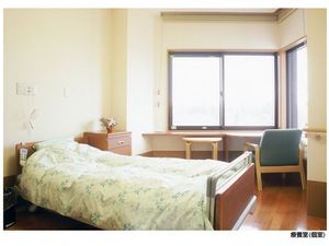窓際の明るい居室  