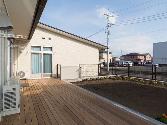 白壁の建物と庭のテラス