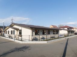 外観の明るい建物