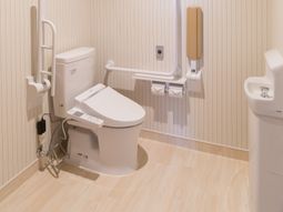 バリアフリー設計のトイレ
