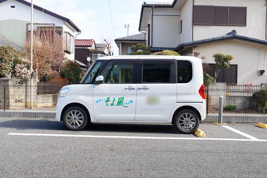 ロゴ入りの白い車