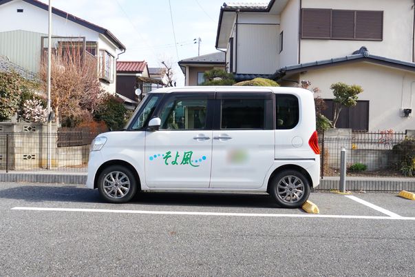 ロゴ入りの白い車