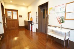 エレベーターと掲示板のある廊下