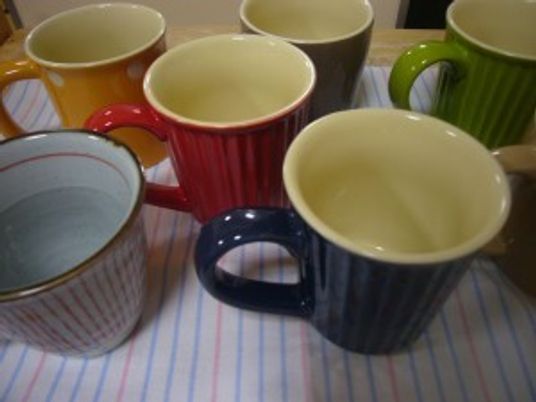 色違いのマグカップの食器棚  