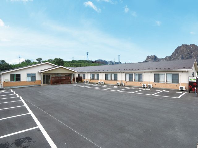 広々とした建物の外観 外観 ゆったりとした駐車スペースがあり、通勤も便利です。自然に囲まれた穏やかな環境です。