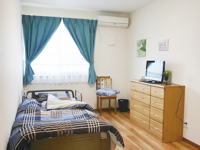 明るい居室 居室 やわらかい光が差し込む快適な居室です。木製の家具が落ち着いた雰囲気を演出しています。