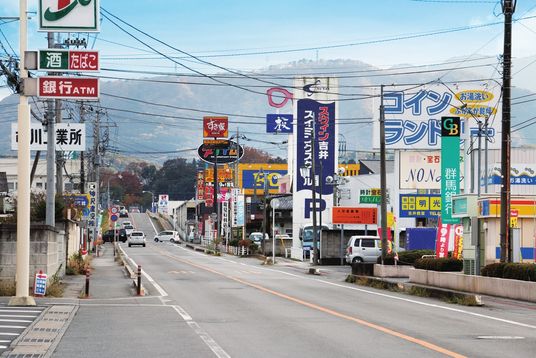 商店が並ぶ通り