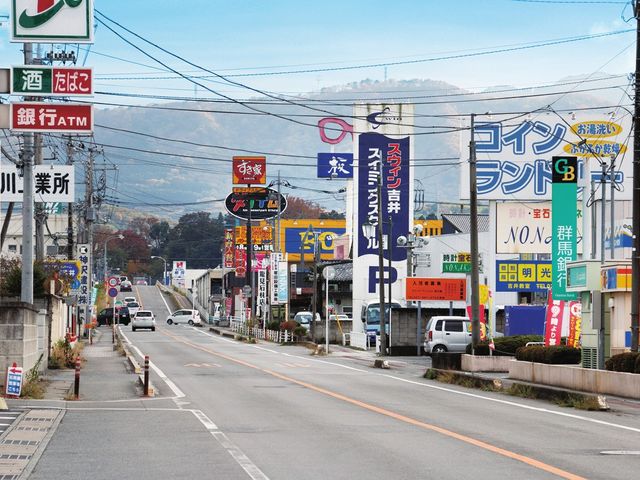 商店が並ぶ通り 外観 多様な店舗が並ぶ道で、利便性の高さが伺われます。通勤にも利用できる立地です。