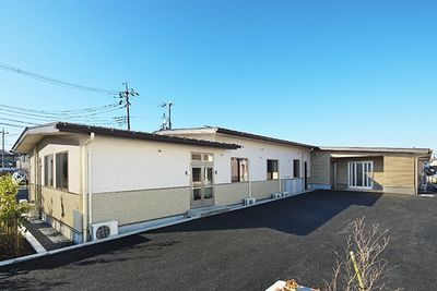 広々とした建物の外観