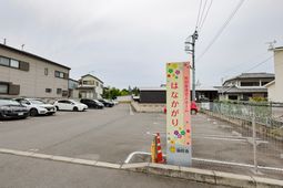 特別養護老人ホーム看板と駐車場  