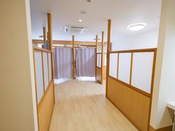 明るい廊下の個室前  