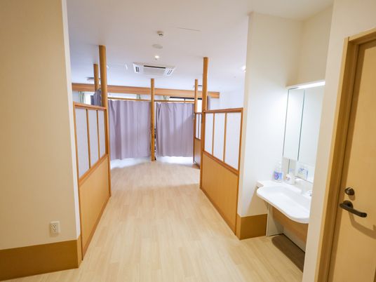 明るい洗面付き廊下  