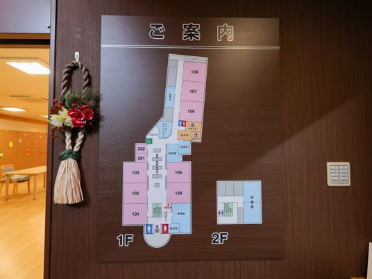 案内板のある廊下  