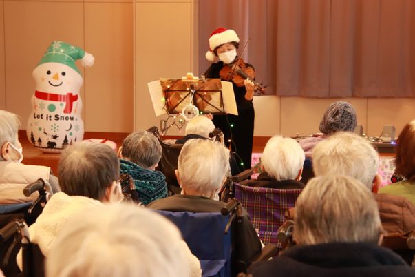 満席の音楽イベントホール