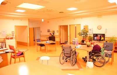 広々とした明るいラウンジ