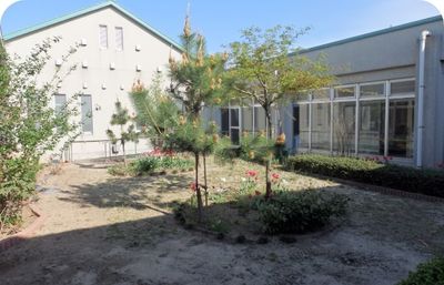 緑に囲まれた中庭