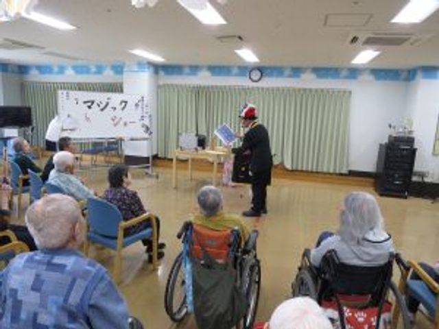 集会中の多目的室 多目的室 明るい室内でのイベント中です。車椅子の方々も快適に参加できる多目的室となっています。