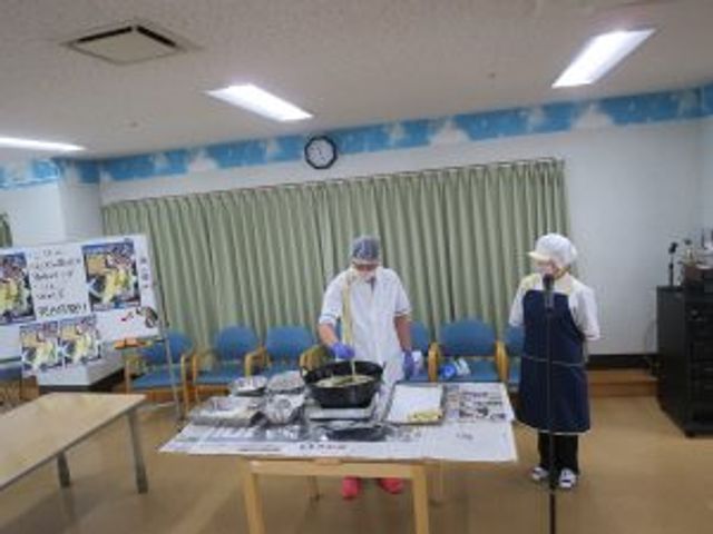 調理風景の部屋 多目的室 調理を楽しむ様子が見られる多目的室です。明るい雰囲気が、利用者に安心感を与えます。