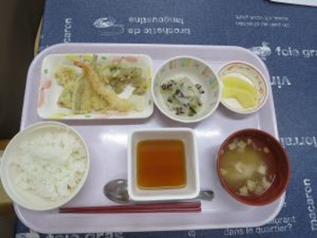 昼食の食事トレイ 食堂 季節の食材を使用した栄養バランスの取れた昼食が楽しめます。健康的な食生活をサポートします。