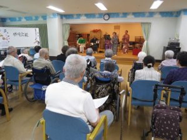 演奏を楽しむ人々集会室 多目的室 和楽器の演奏が行われ、利用者の皆さんが楽しんでいます。リラックスした雰囲気が伝わります。