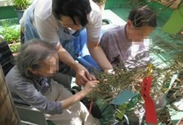 七夕飾りを楽しむ中庭