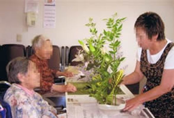 生け花を楽しむ様子