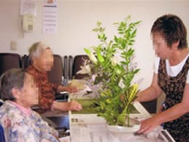 生け花を楽しむ様子 多目的室 ゆったりとした空間で、生け花を楽しむことができる場所です。利用者がアクティビティに参加しています。