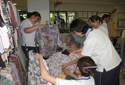 衣服を選ぶ様子のエントランス